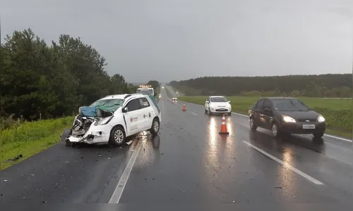 Carro que transportava pacientes se envolve em acidente na BR-376; uma pessoa morreu