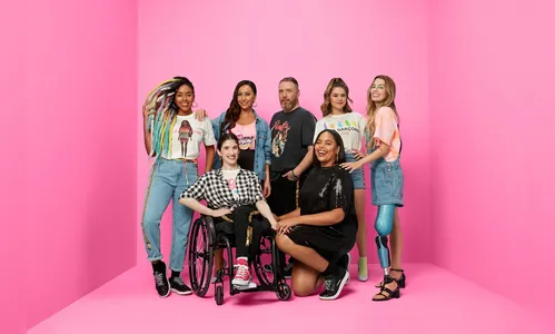 Moda inclusiva; coleção traz peças com adaptações que facilitam a vida de quem tem deficiência física