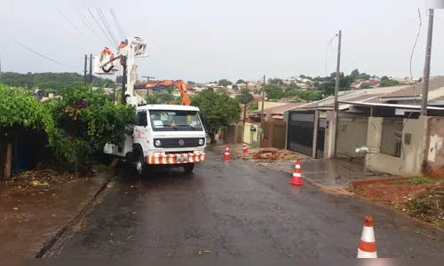 Chuva e vento forte derrubam poste e destelham casa no Jd. Catuaí; veja vídeo