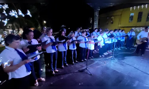 
							Papai Noel chega em Jardim Alegre de calhambeque e faz a alegria das crianças
						
						