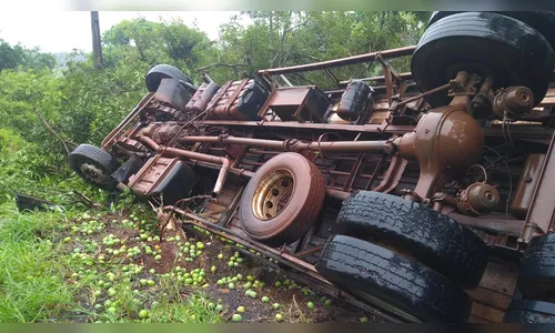 Caminhão que tombou durante a madrugada em Apucarana ainda está no local