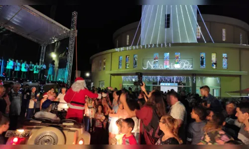 
							Papai Noel chega em Jardim Alegre de calhambeque e faz a alegria das crianças
						
						
