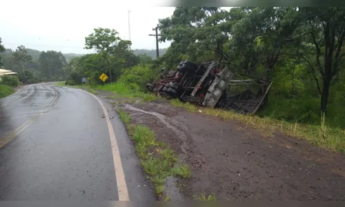 
							Caminhão que tombou durante a madrugada em Apucarana ainda está no local
						
						