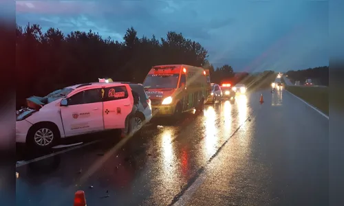 Carro que transportava pacientes bate contra bitrem; uma pessoa morreu e três ficaram feridas 