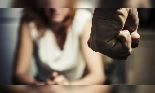 Homem agride namorada com soco e chineladas