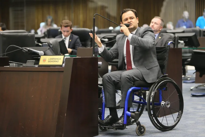 Deputado utiliza cadeira de rodas para representar as pessoas com deficiência