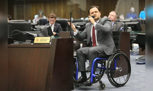 Deputado utiliza cadeira de rodas para representar as pessoas com deficiência