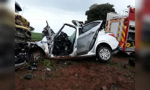 
							Mãe e filha morrem após acidente na PR-445
						
						