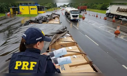 PRF apreende mais de meio milhão de carteiras de cigarro em Guarapuava (PR)