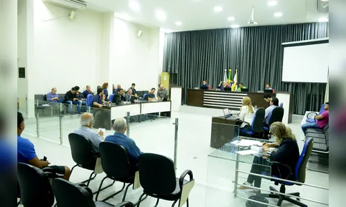 Câmara de Apucarana cobra da Copel retirada de fios soltos pendurados em postes