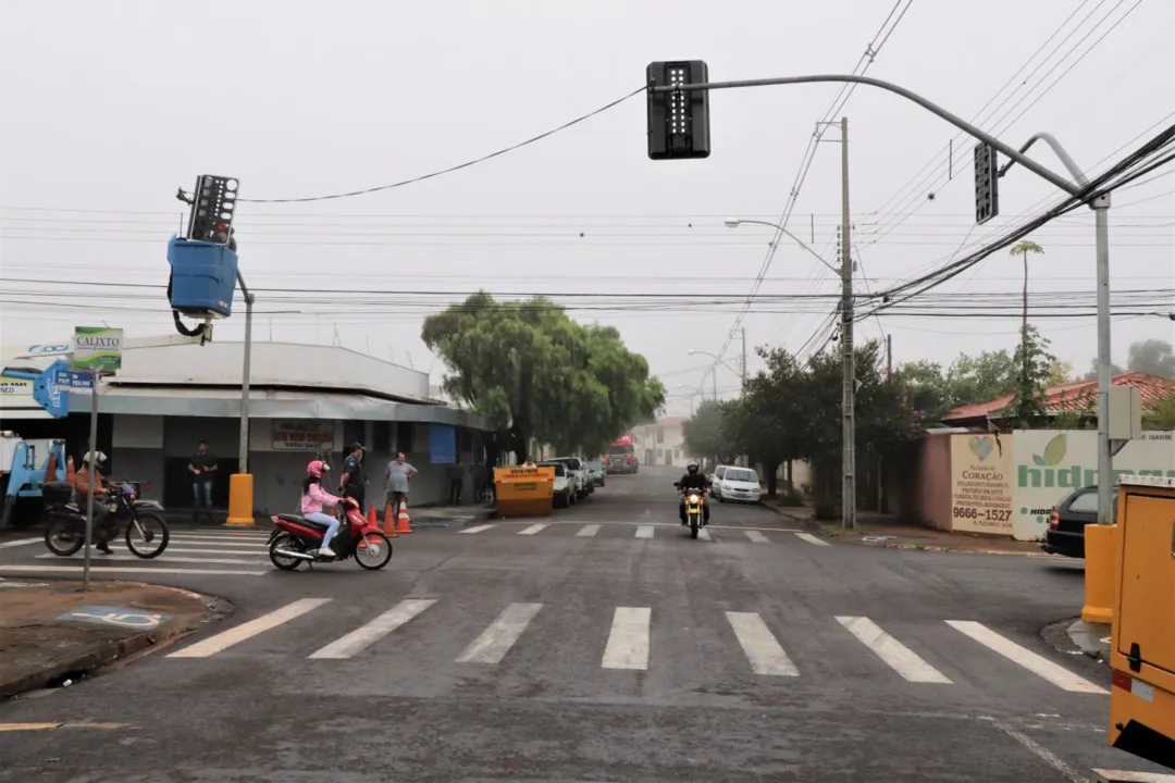 Novos semáforos são instalados nos cruzamentos das Ruas Pica pau e Papagaio