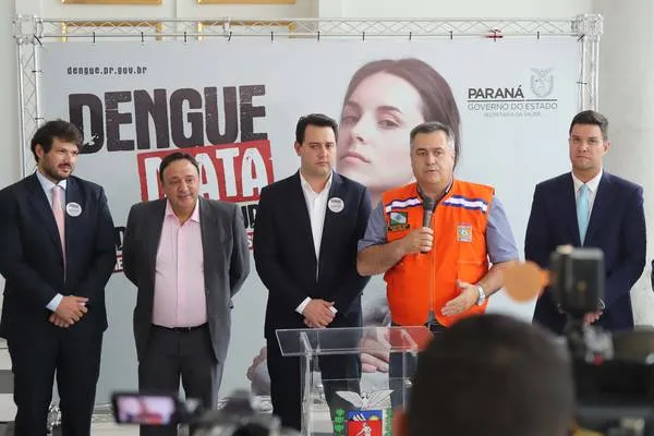 Secretário Beto Preto discursa na formalização do comitê contra dengue