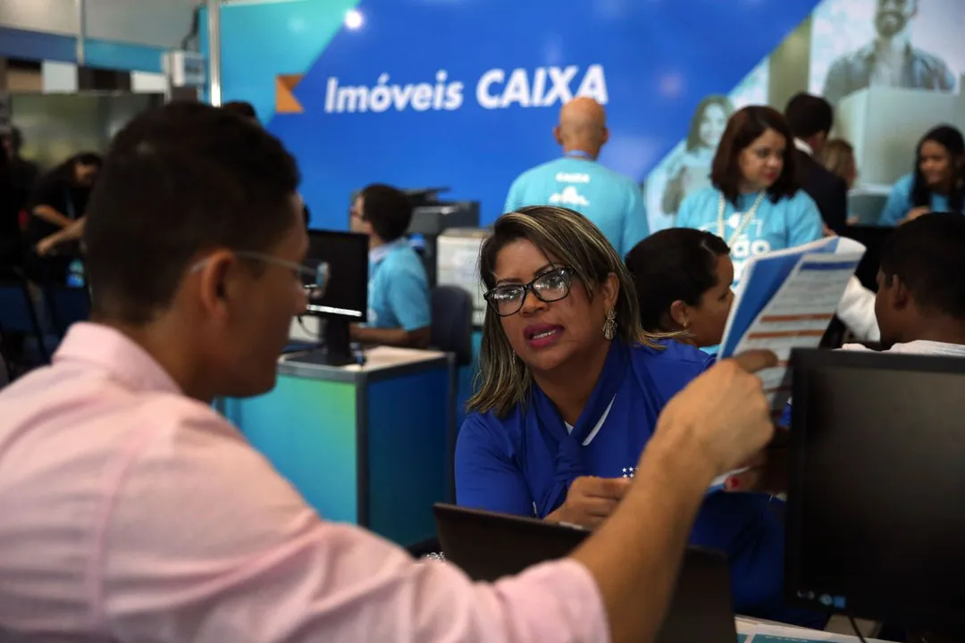 Os principais bancos brasileiros oferecem calculadoras online que ajudam a entender o impacto das prestações sobre o orçamento. (Foto: José Cruz/Agência Brasil)