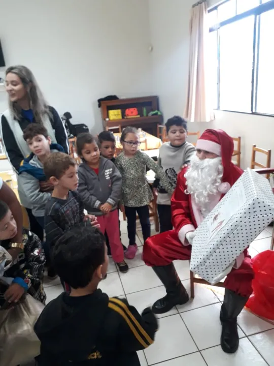 Apae de Apucarana promove chegada do Papai Noel para alunos; assista