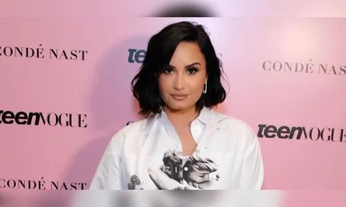 Demi Lovato faz tatuagem com referência aos desafios que enfrentou