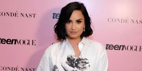 Demi Lovato faz tatuagem com referência aos desafios que enfrentou