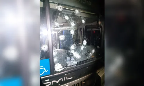 Assaltantes atiram contra ônibus e agridem passageiros na região de Curitiba