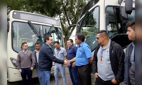 Governo entrega novos ônibus e reforça transporte 