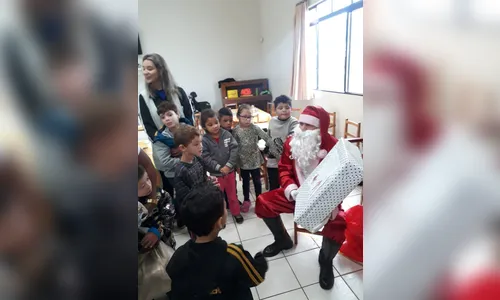 Apae de Apucarana promove chegada do Papai Noel para alunos; assista