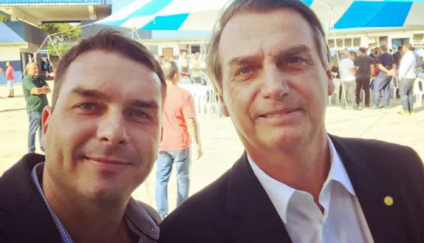 Bolsonaro responde sobre operação contra Flávio insinuando participação de Witzel