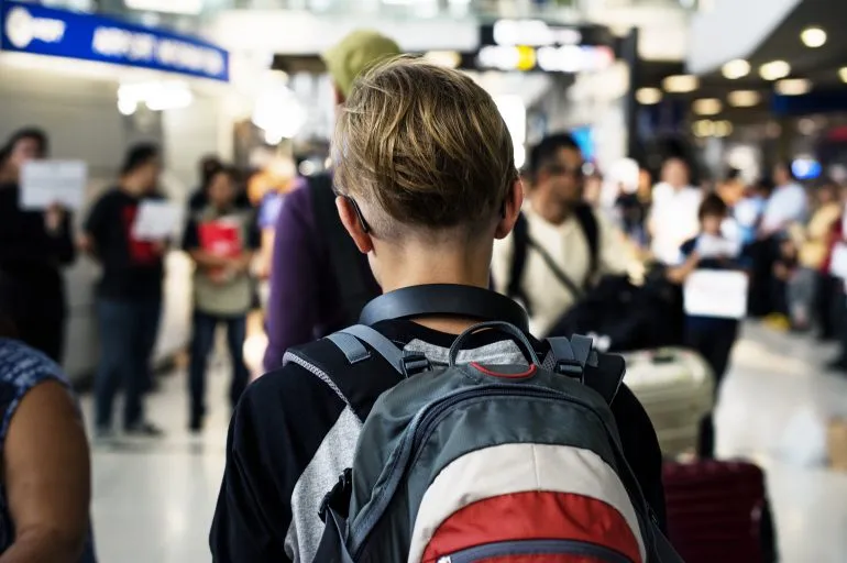 Crianças e adolescentes menores de 16 anos precisam de autorização para viajar desacompanhados dos pais