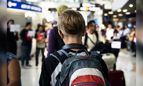 Crianças e adolescentes menores de 16 anos precisam de autorização para viajar desacompanhados dos pais