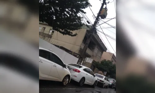 
							Pedestres denunciam fio solto no centro de Apucarana 
						
						