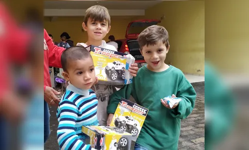 Grupo Pinga Fogo entrega milhares de presentes de Natal para crianças em Apucarana 