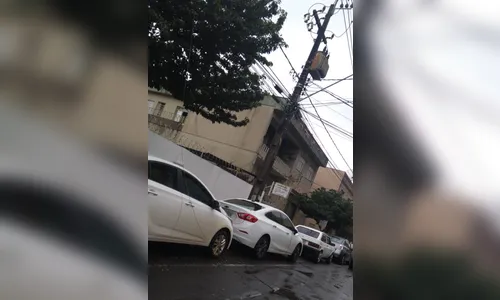 Pedestres denunciam fio solto no centro de Apucarana 