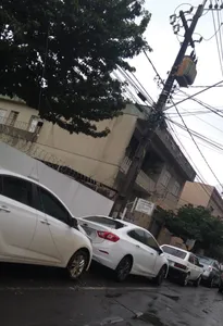 Pedestres denunciam fio solto no centro de Apucarana 