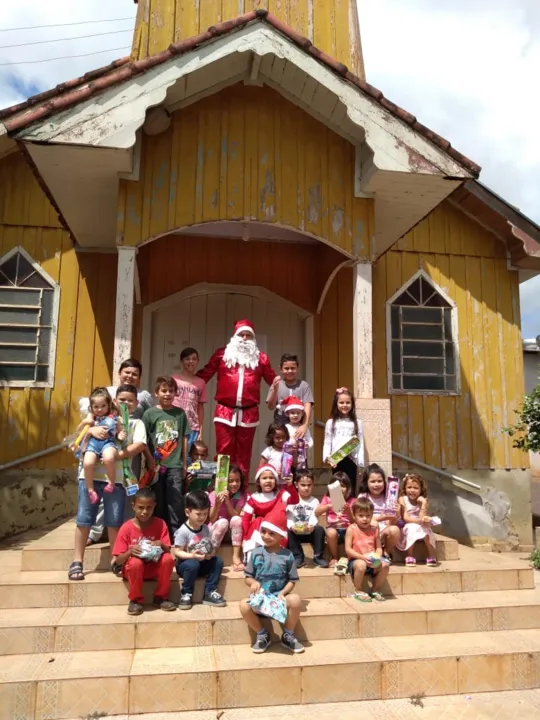 Grupo de amigos entrega presentes para crianças em Apucarana