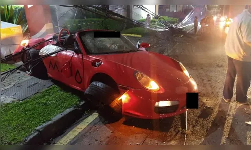 Motorista de Porsche perde o controle e arranca poste do chão após batida em Curitiba