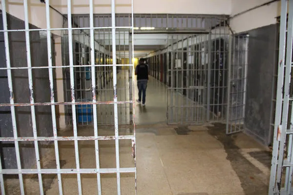 Mais de 1,6 mil presos do Paraná vão passar as festas com a família