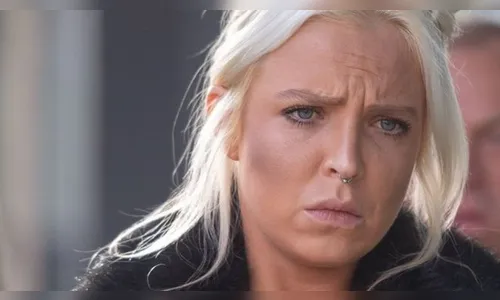 Passageira será julgada após tentar abrir porta de avião durante voo no Reino Unido