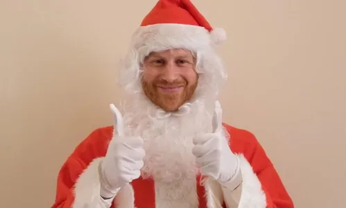 Príncipe Harry se fantasia de Papai Noel e grava mensagem para crianças