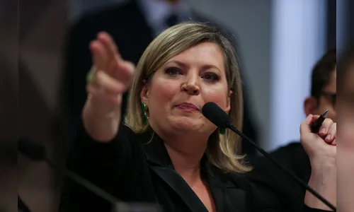 Joice diz que “é questão de tempo” a bomba de Queiroz estourar em Flávio Bolsonaro