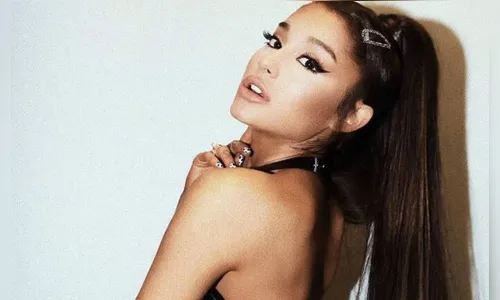 Ariana Grande lança álbum com mais de 30 músicas de turnê mundial