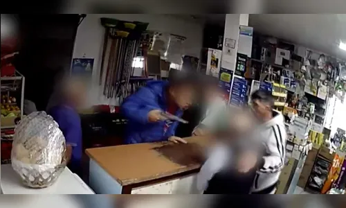 Idoso é agredido por três homens durante assalto