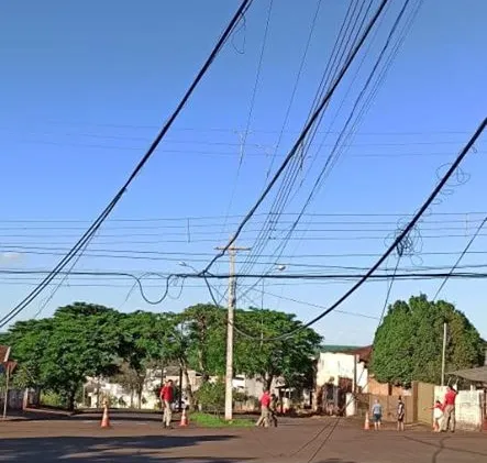 A carreta com o maquinário enroscou na fiação da Avenida Paraíba próximo ao Corpo de Bombeiros. (Foto: WhatsApp)