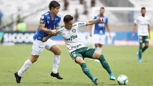O jogador Raphael Veiga, da SE Palmeiras, disputa bola com o jogador Dodô, do Cruzeiro EC, durante partida válida pela trigésima oitava rodada, do Campeonato Brasileiro, Série A, no Estádio Mineirão (metrópoles)