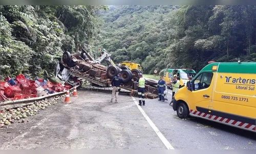Motorista fica ferido após tombar caminhão na BR-376, em Guaratuba