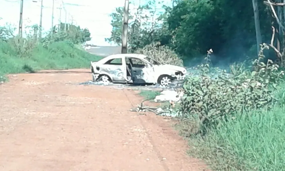 Corpo carbonizado é encontrado no porta-malas de carro em Londrina