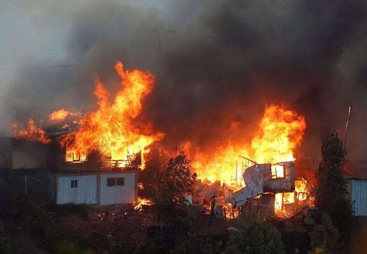 Fogo destrói 120 casas em Valparaíso, no Chile