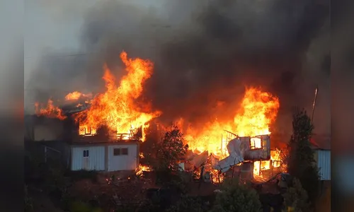 Fogo destrói 120 casas em Valparaíso, no Chile