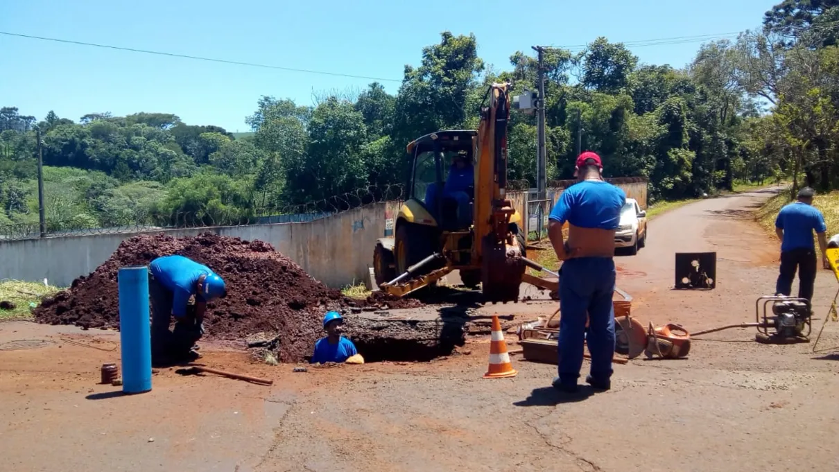 Rompimento de adutora afeta abastecimento de água em Apucarana