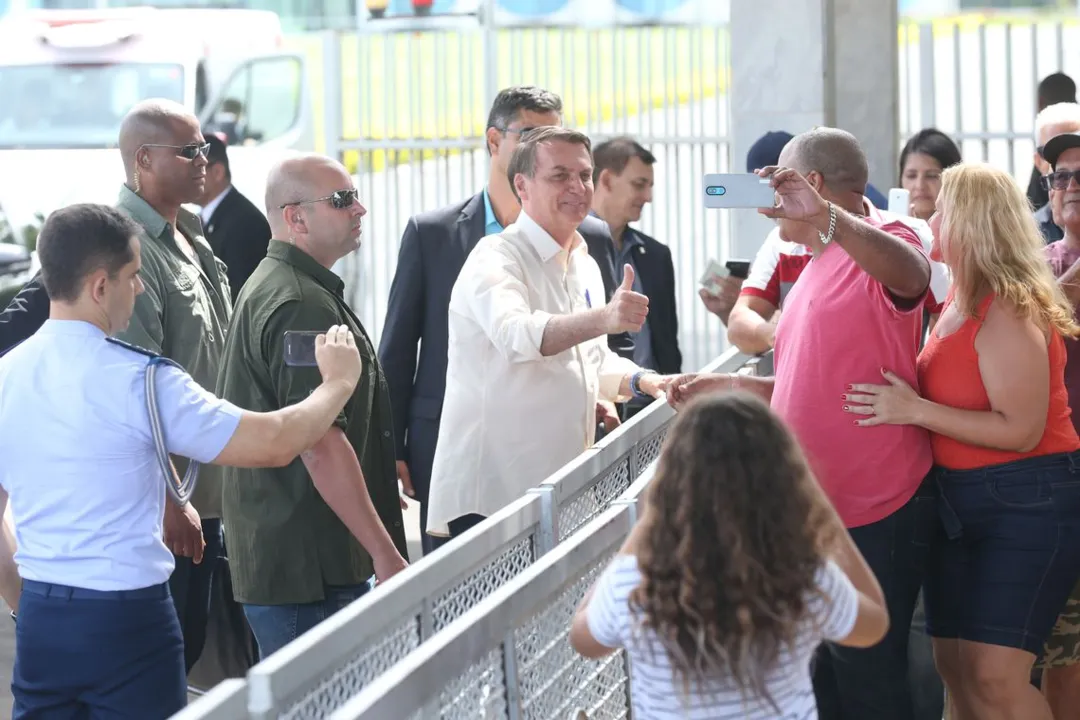 Bolsonaro volta a surpreender turistas na Praça dos Três Poderes