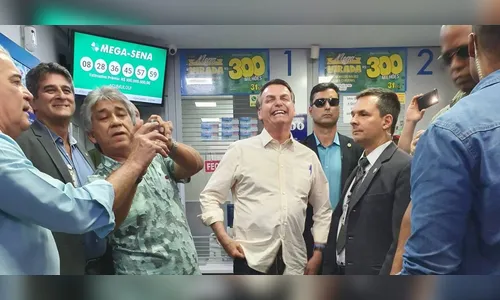 Bolsonaro testa a sorte e faz aposta na Mega da Virada em lotérica