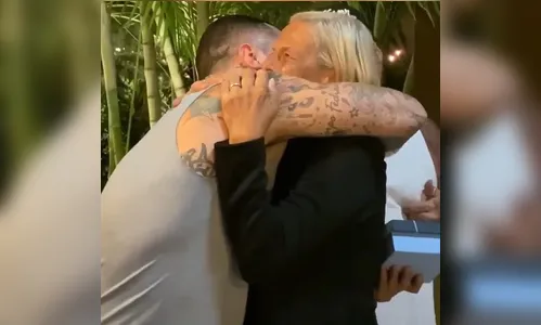 Felipe Titto dá apartamento de presente para a mãe