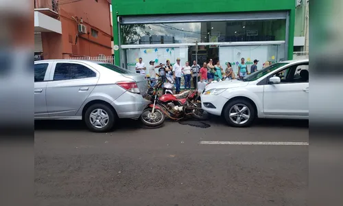 Acidente na área central de Apucarana deixa motociclista ferido 