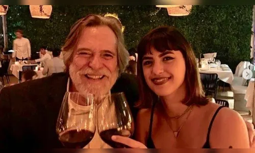 José de Abreu pede namorada de 22 anos em casamento com anúncio feito por mergulhadores